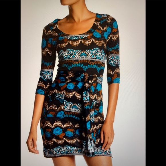 Papillon Blanc Dresses & Skirts - Dress by Papillon patterned patch pocket dress